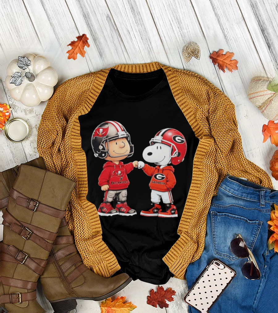 Charlie Brown Snoopy Tampa Bay Buccaneers Georgia Bulldogs Fist Bump T-Shirt