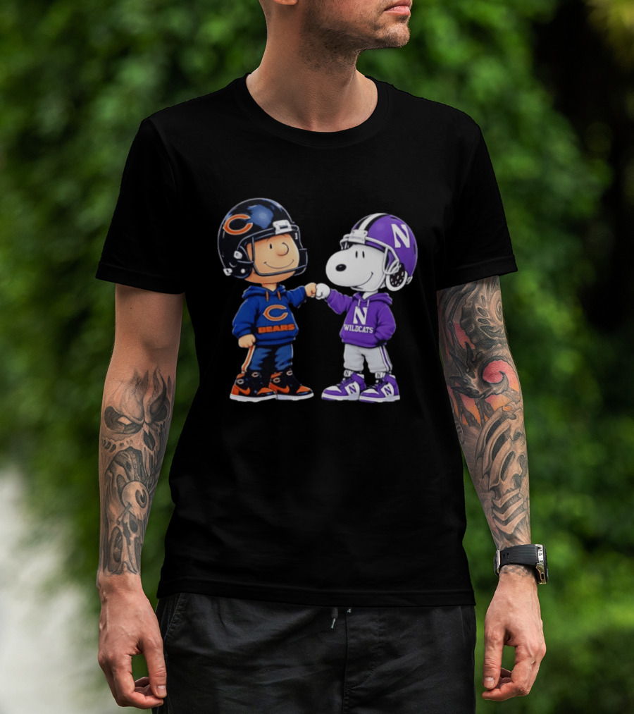 Peanuts Collaboration Chicago Bears Northwestern Wildcats Fist Bump Charlie Brown Snoopy Football Fans T-Shirt