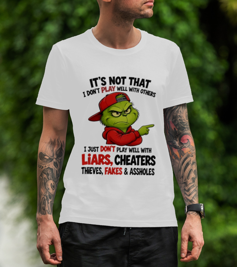 Grinch It's Not That I Don't Play Well With Others I Just Don't Play Well With Liars Cheaters Thieves Fakes & Assholes T-Shirt