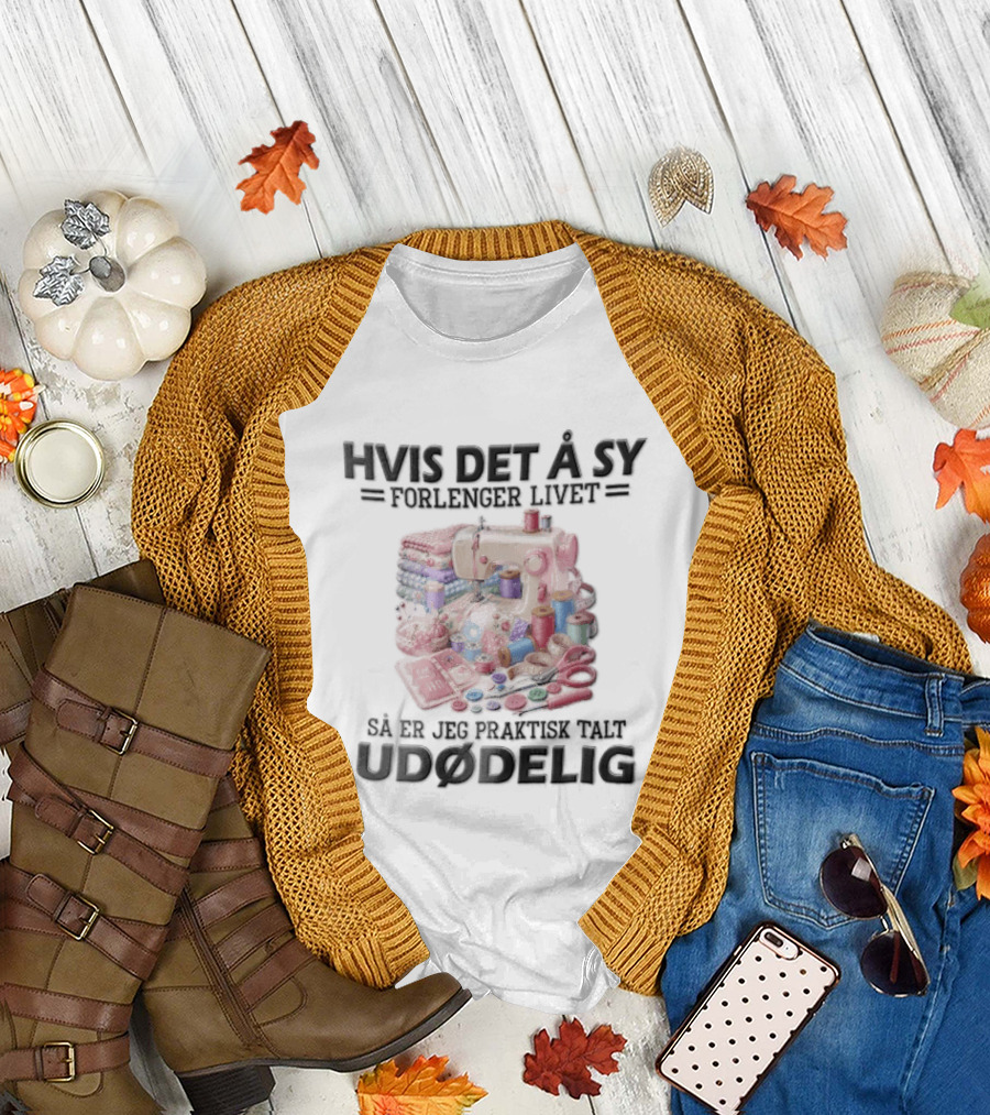 Hvis Det A Sy Forlenger Livet Sa Er Jeg Praktisk Talt Udodelig Symaskin Sytilbehør T-Shirt