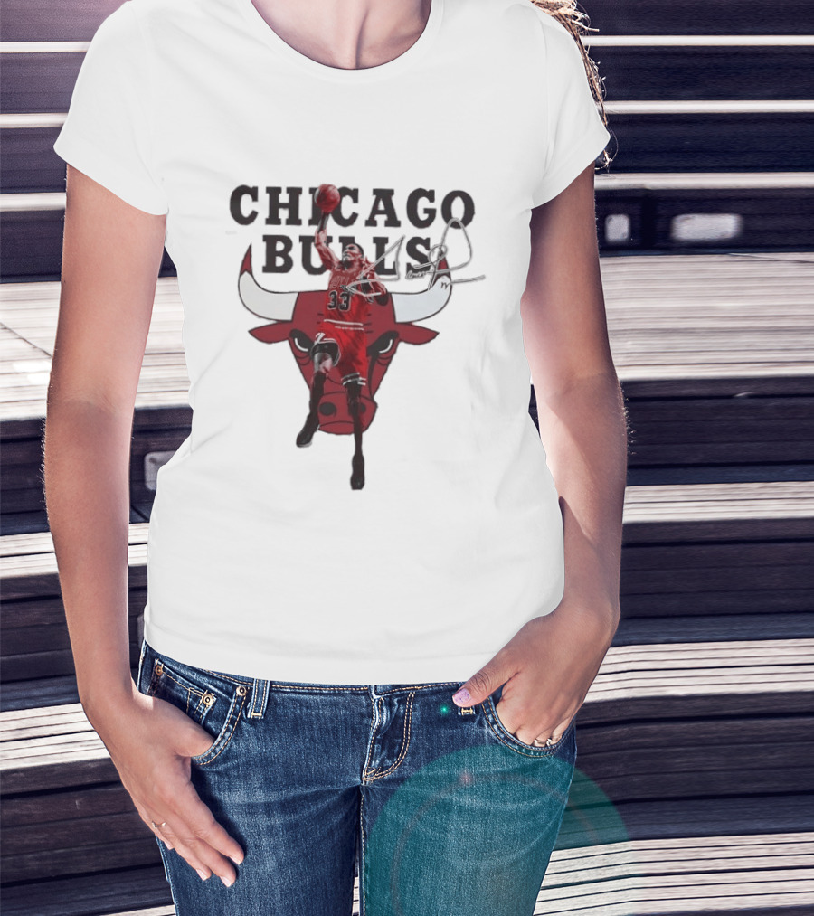 Scottie Pippen 33 Chicago Bulls Jumping Dunk Iconic Bulls T-Shirt