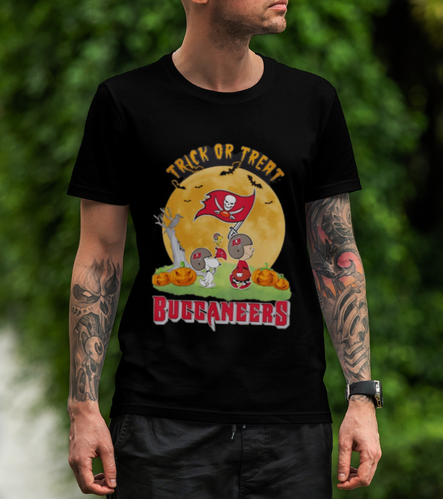 Tampa Bay Buccaneers Peanuts Trick Or Treat Halloween Moon Pumpkins T-Shirt