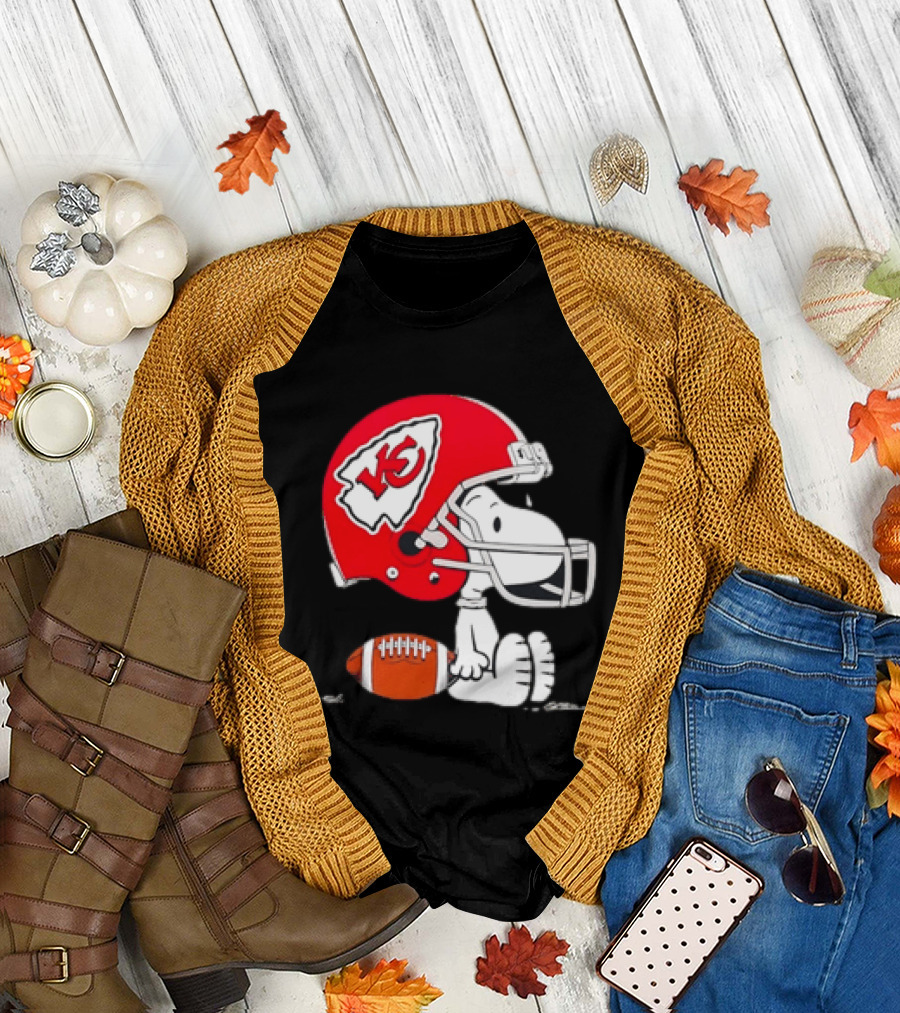 Snoopy Kansas City Chiefs Helmet Football T-Shirt