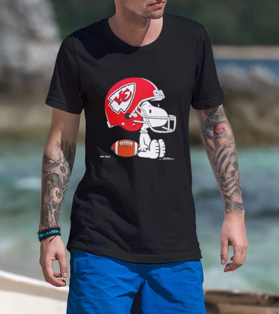 Snoopy Kansas City Chiefs Helmet Football T-Shirt