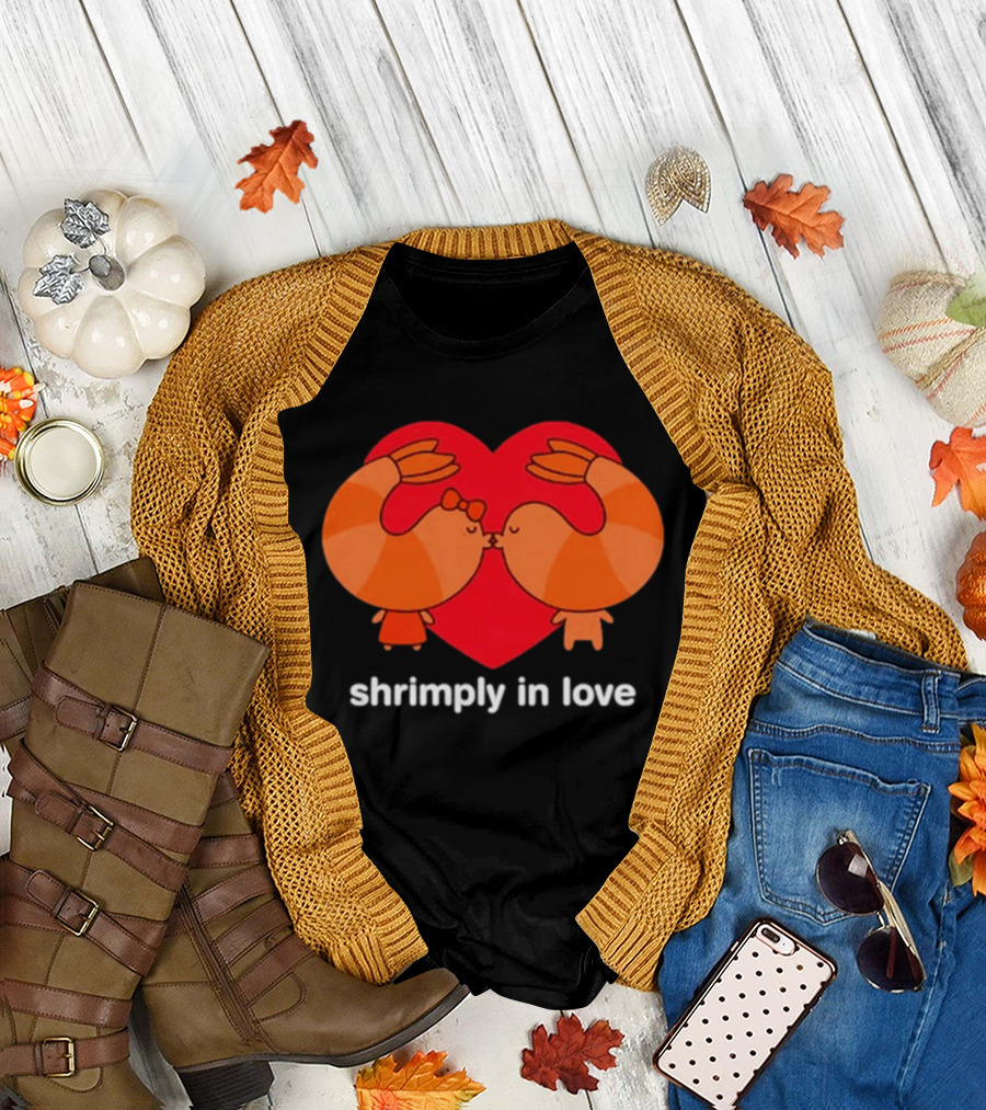 Shrimply In Love Cute Couple Valentine's Pun With Heart And Kissing Shrimps T-Shirt