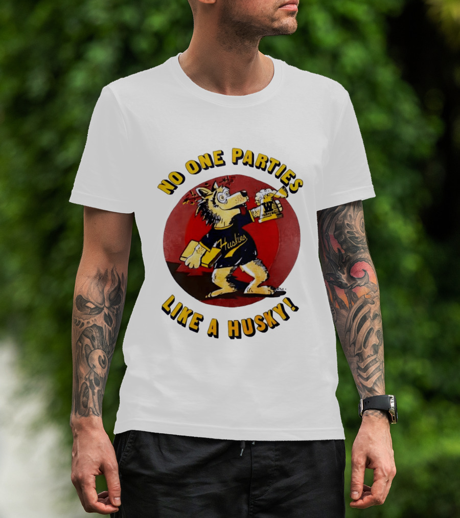 LB81 Wolf Drinking Beer And Carrying Book No One Parties Like A Husky Huskies T-Shirt