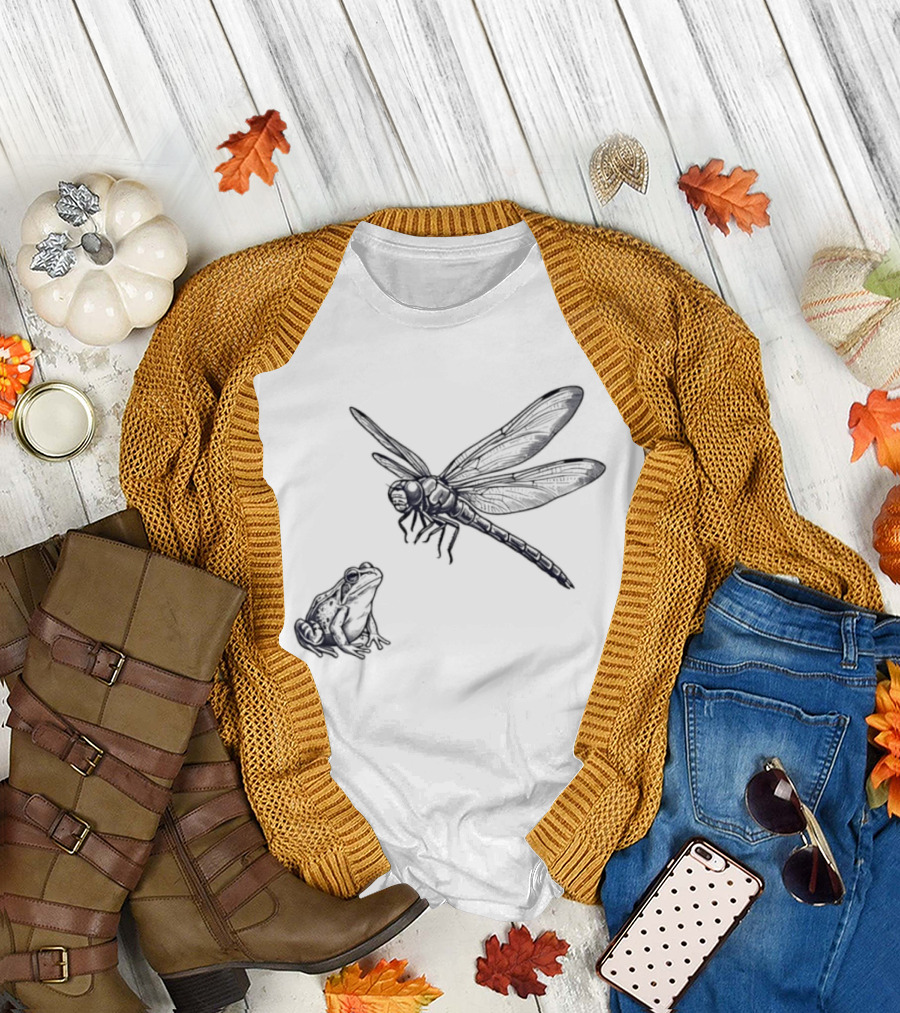 Dragonfly And Frog Wildlife Biology Enthusiasts Nature Lovers T-Shirt