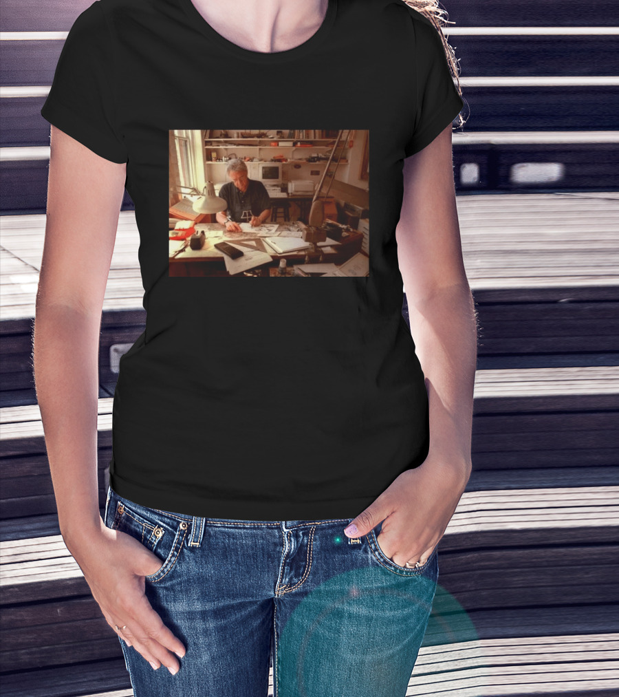 Pat Oliphant Cartoonist In Studio Drawing And Sketching T-Shirt