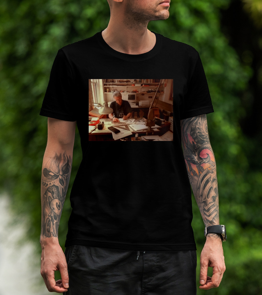 Pat Oliphant Cartoonist In Studio Drawing And Sketching T-Shirt