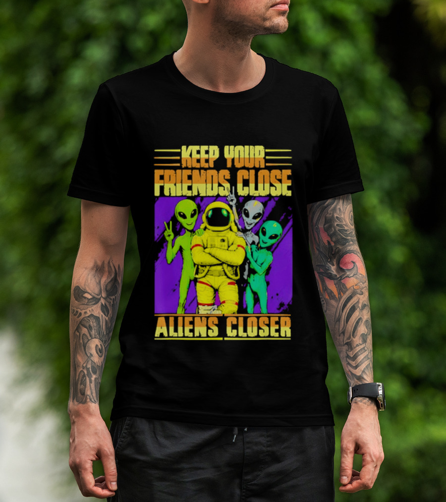 Keep Your Friends Close Aliens Closer Astronaut With Alien Friends T-Shirt