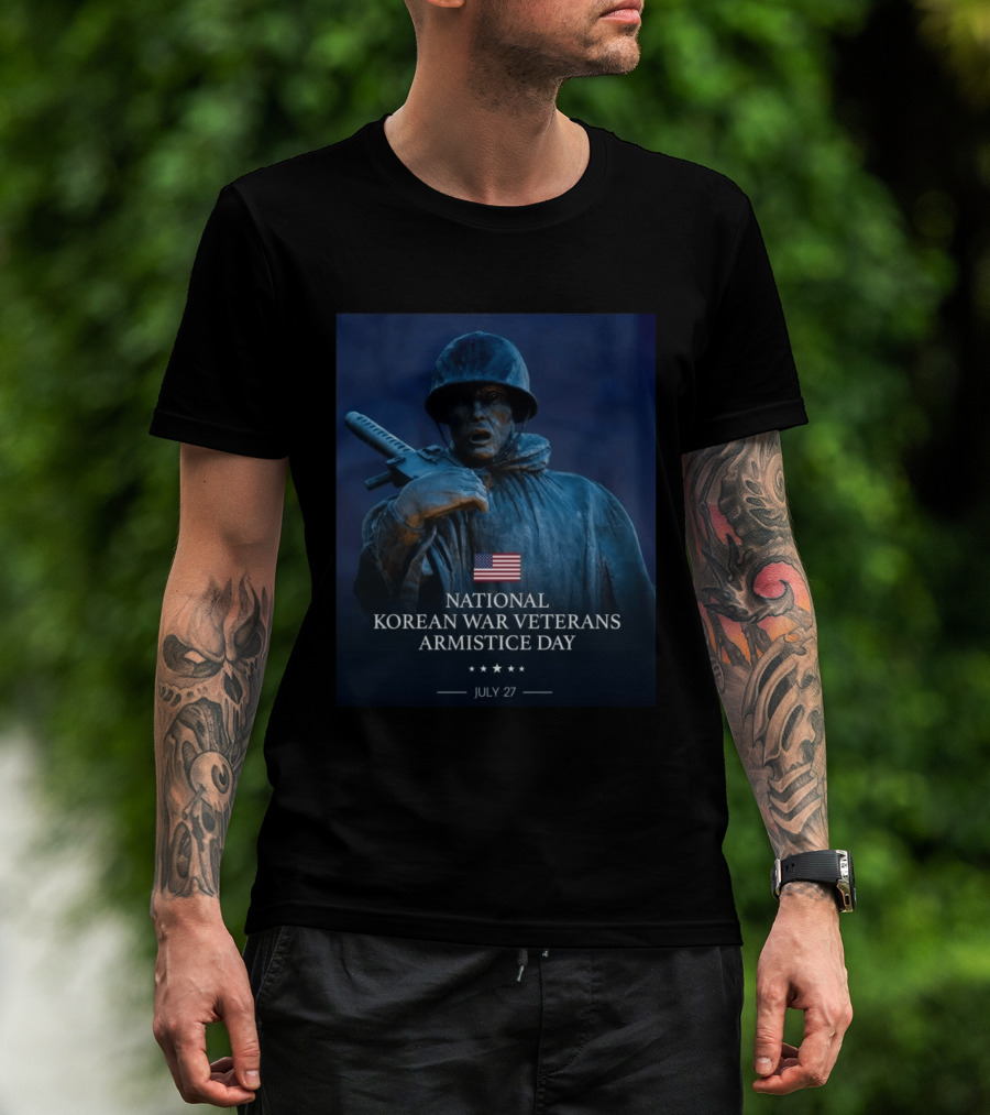 National Korean War Veterans Armistice Day July 27 Soldier Statue Display With American Flag T-Shirt