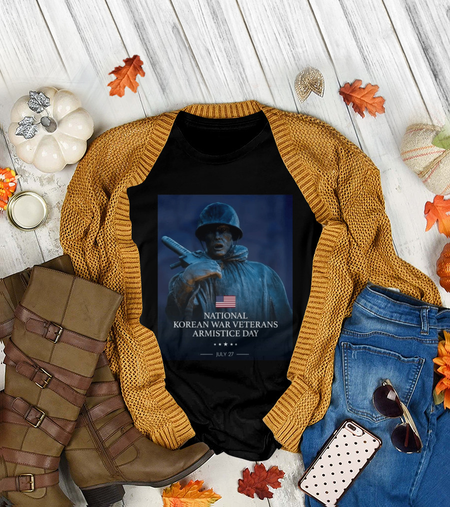 National Korean War Veterans Armistice Day July 27 Soldier Statue Display With American Flag T-Shirt