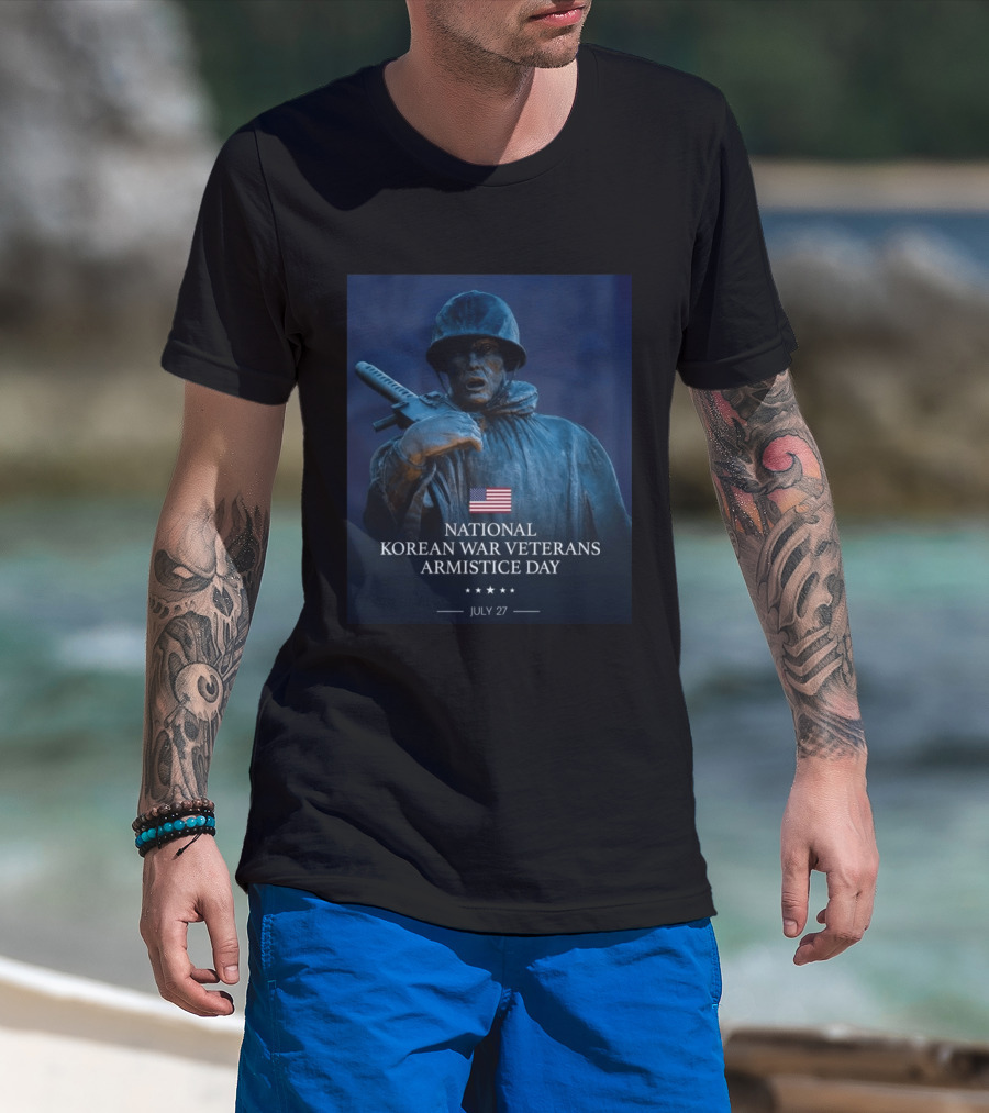 National Korean War Veterans Armistice Day July 27 Soldier Statue Display With American Flag T-Shirt
