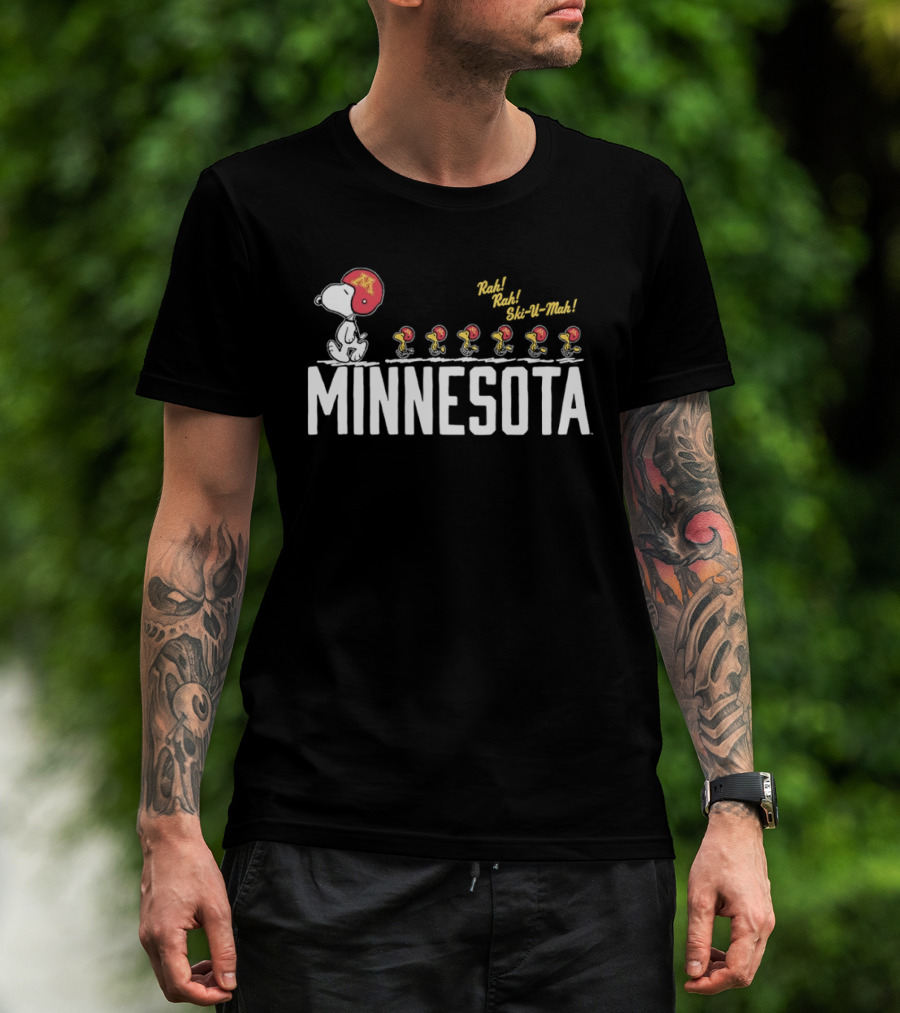 Peanuts Snoopy Minnesota Golden Gophers Ski U Mah Football Team T-Shirt