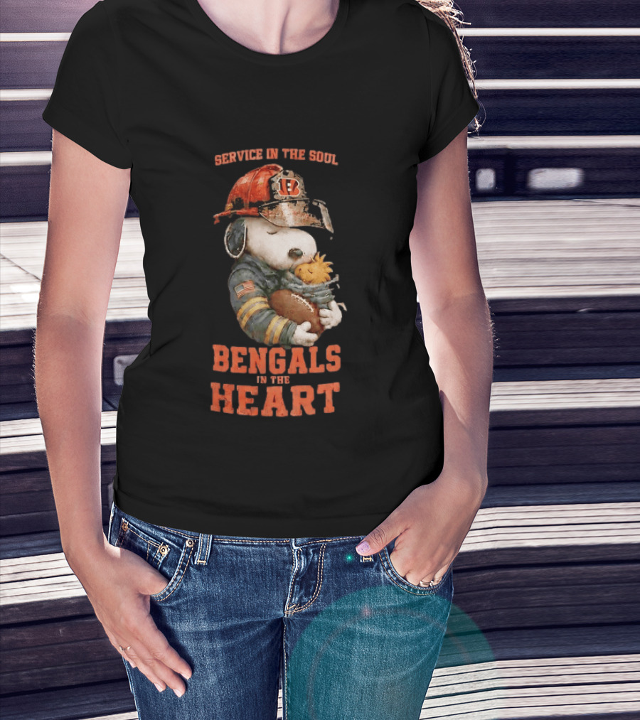 Service In The Soul Bengals In The Heart Snoopy Cincinnati Bengals Firefighter Hugging Woodstock T-Shirt