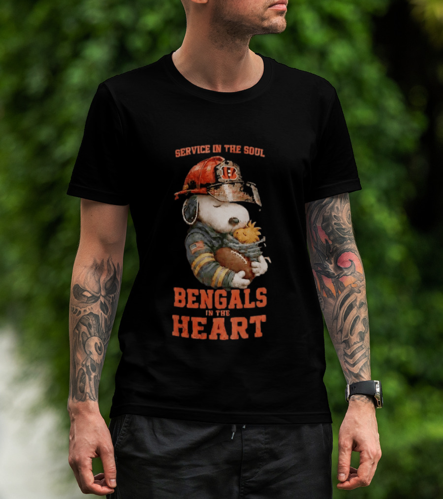 Service In The Soul Bengals In The Heart Snoopy Cincinnati Bengals Firefighter Hugging Woodstock T-Shirt