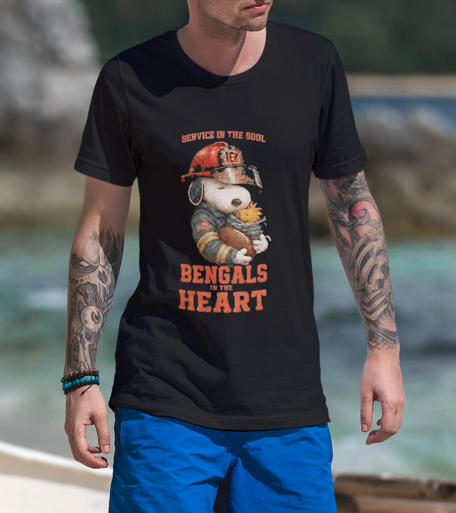 Service In The Soul Bengals In The Heart Snoopy Cincinnati Bengals Firefighter Hugging Woodstock T-Shirt