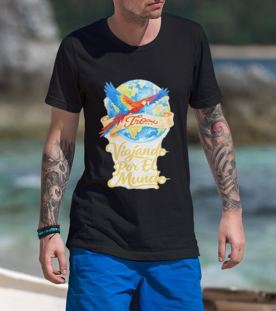 Tro Macaw Flying Across Globe Viaje Por El Mundo T-Shirt