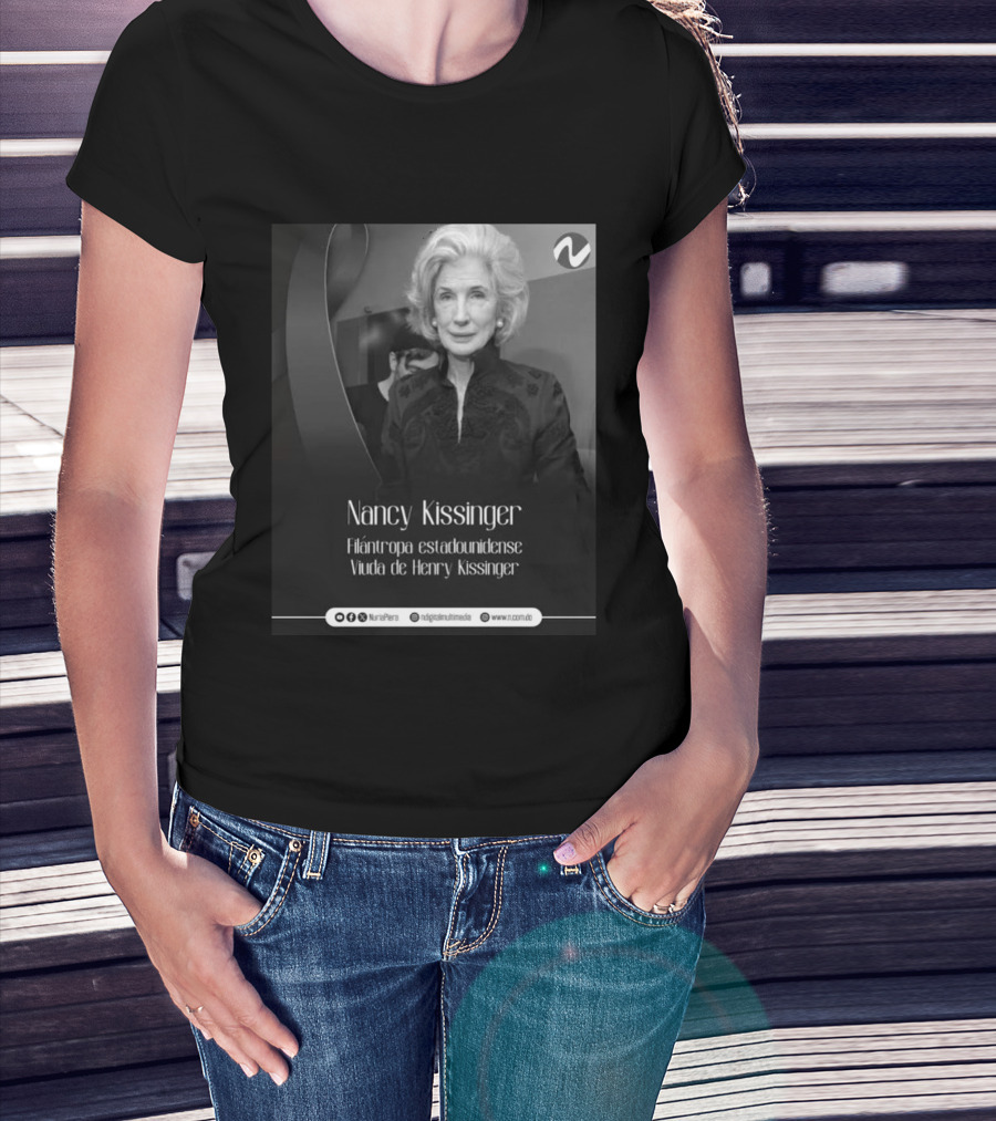 Nancy Kissinger Filántropa Estadounidense Viuda De Henry Kissinger Nuria Piera T-Shirt