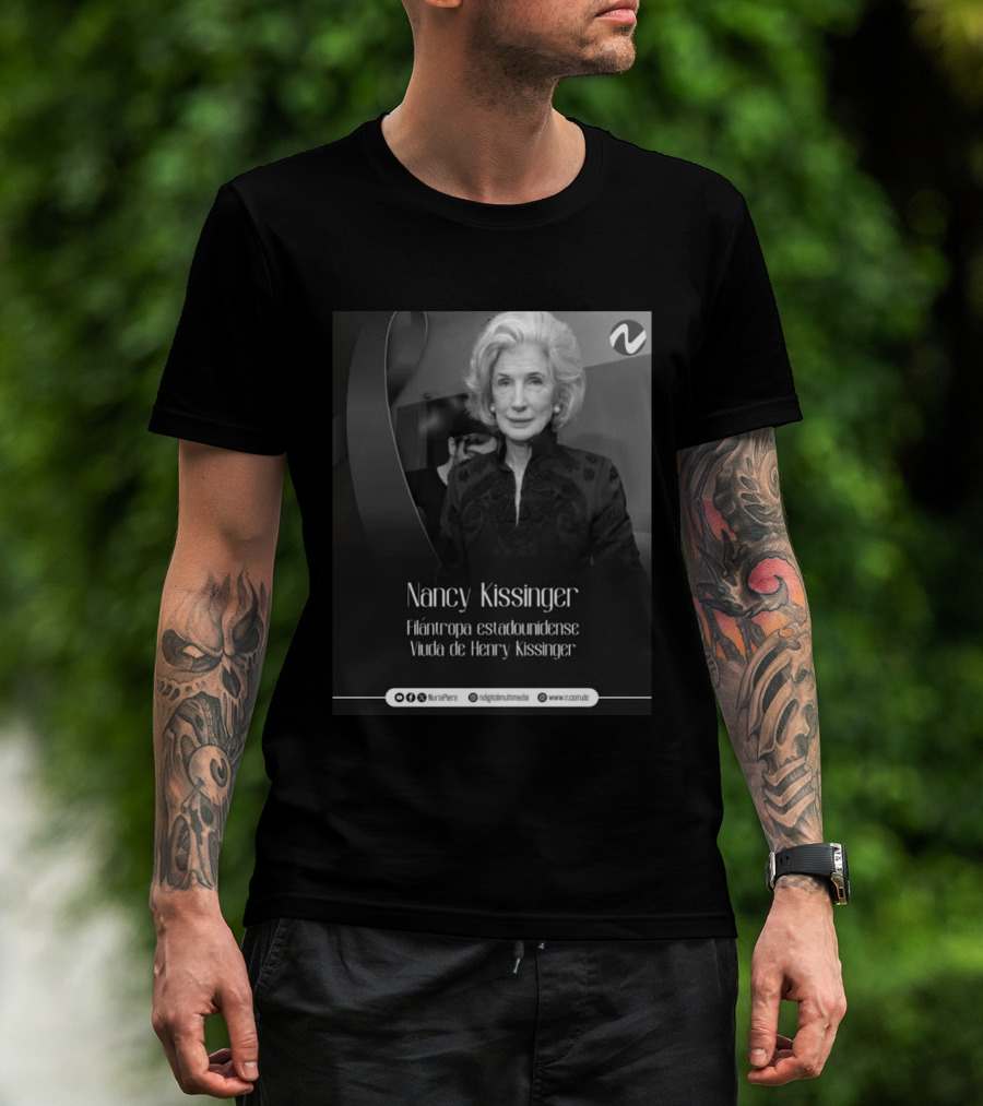 Nancy Kissinger Filántropa Estadounidense Viuda De Henry Kissinger Nuria Piera T-Shirt