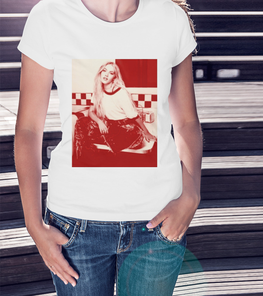 Freya Skye Store Bad Taste Photo Retro Vibe Outfit With Distressed Jeans And Casual Raglan Top In Diner Setting T-Shirt