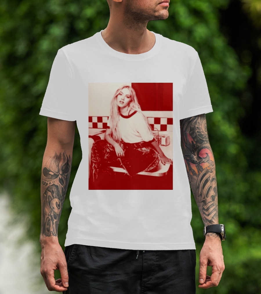 Freya Skye Store Bad Taste Photo Retro Vibe Outfit With Distressed Jeans And Casual Raglan Top In Diner Setting T-Shirt