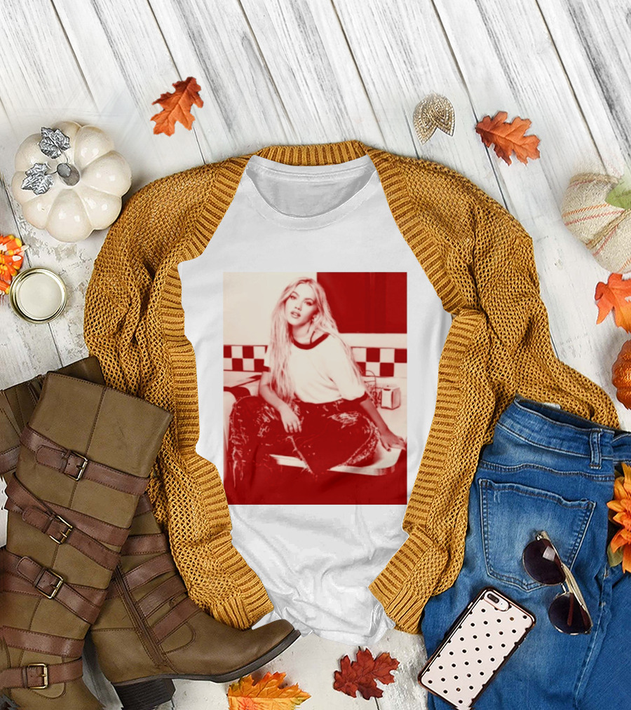 Freya Skye Store Bad Taste Photo Retro Vibe Outfit With Distressed Jeans And Casual Raglan Top In Diner Setting T-Shirt