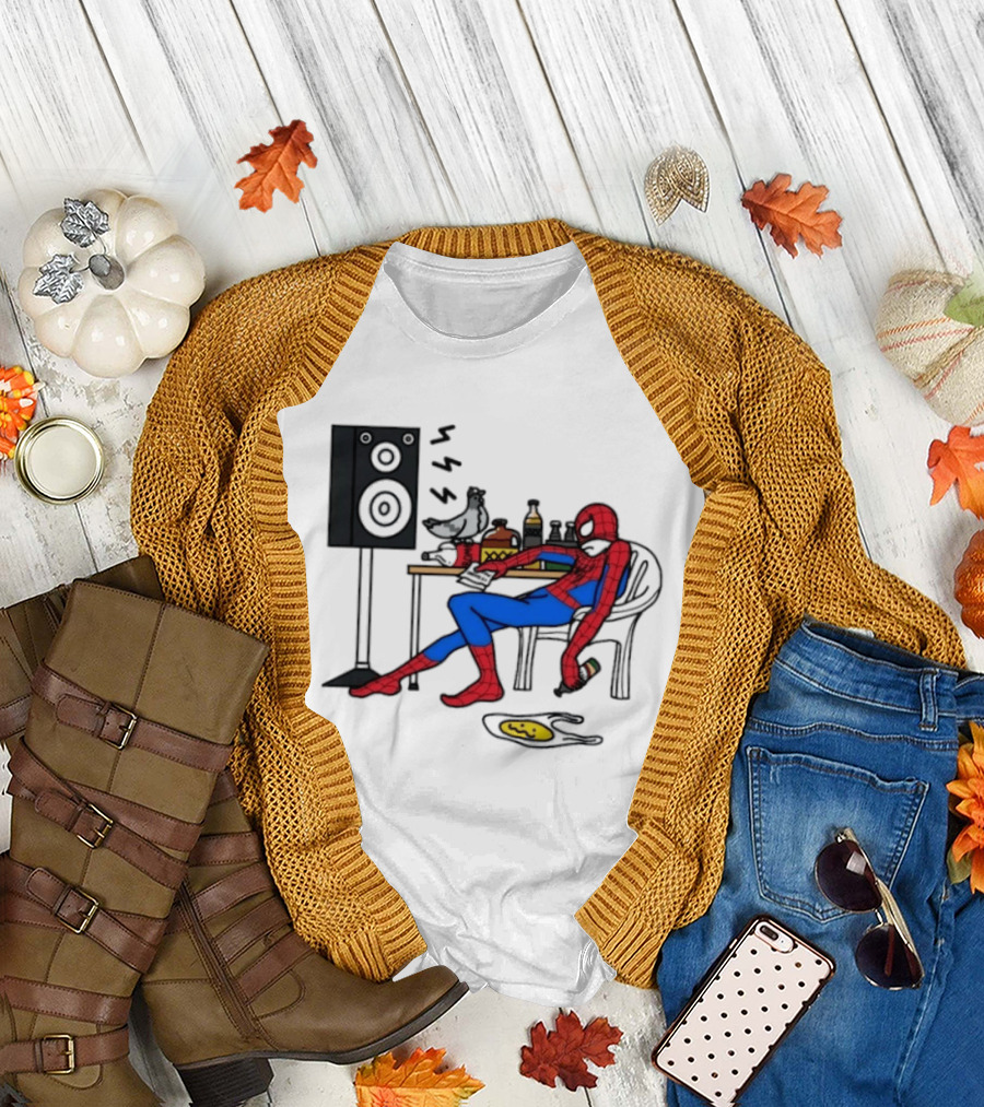 Spider Man Te Quiero Romo Drinking Marvel Speaker Table Scene T-Shirt