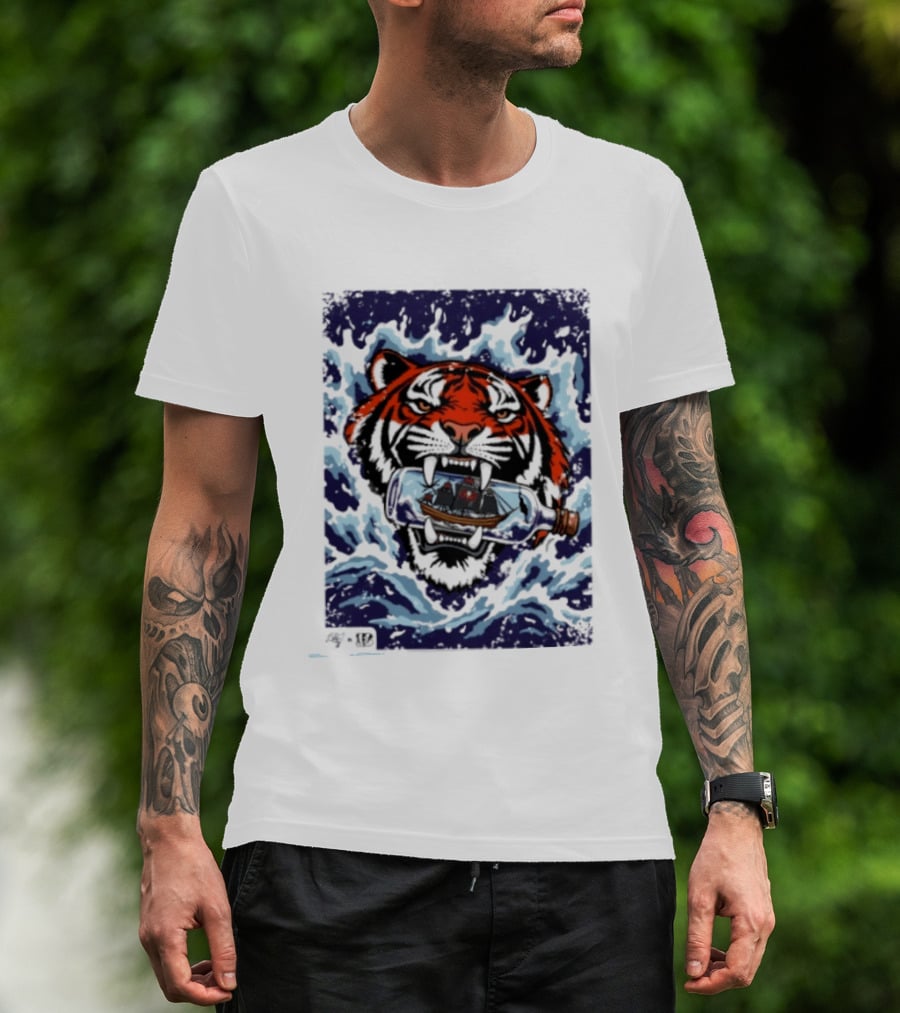 Cincinnati Bengals Vs Tampa Bay Buccaneers Tiger Ship Ocean Clash T-Shirt