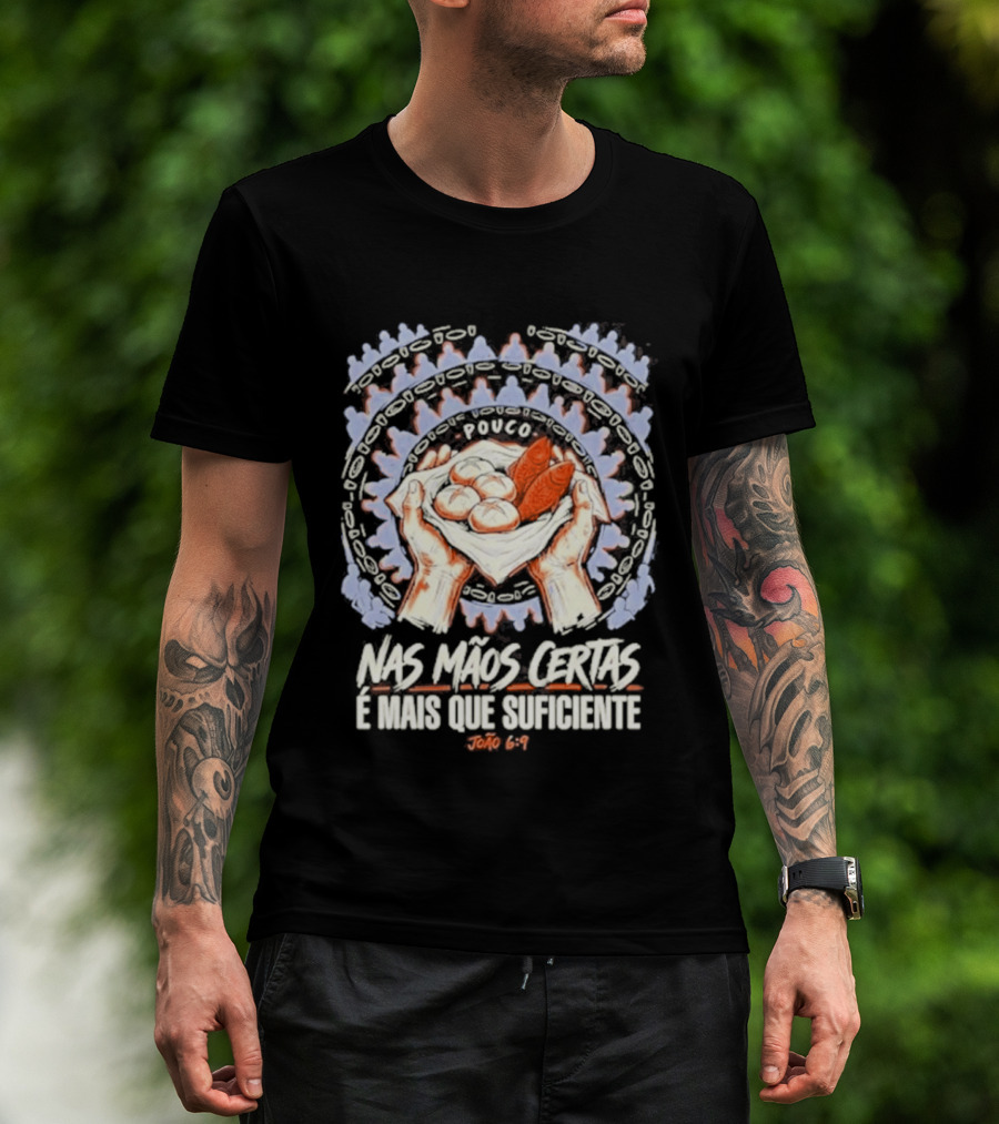 Nas Mãos Certas É Mais Que Suficiente João 6 9 Mãos Segurando Pão E Peixe T-Shirt