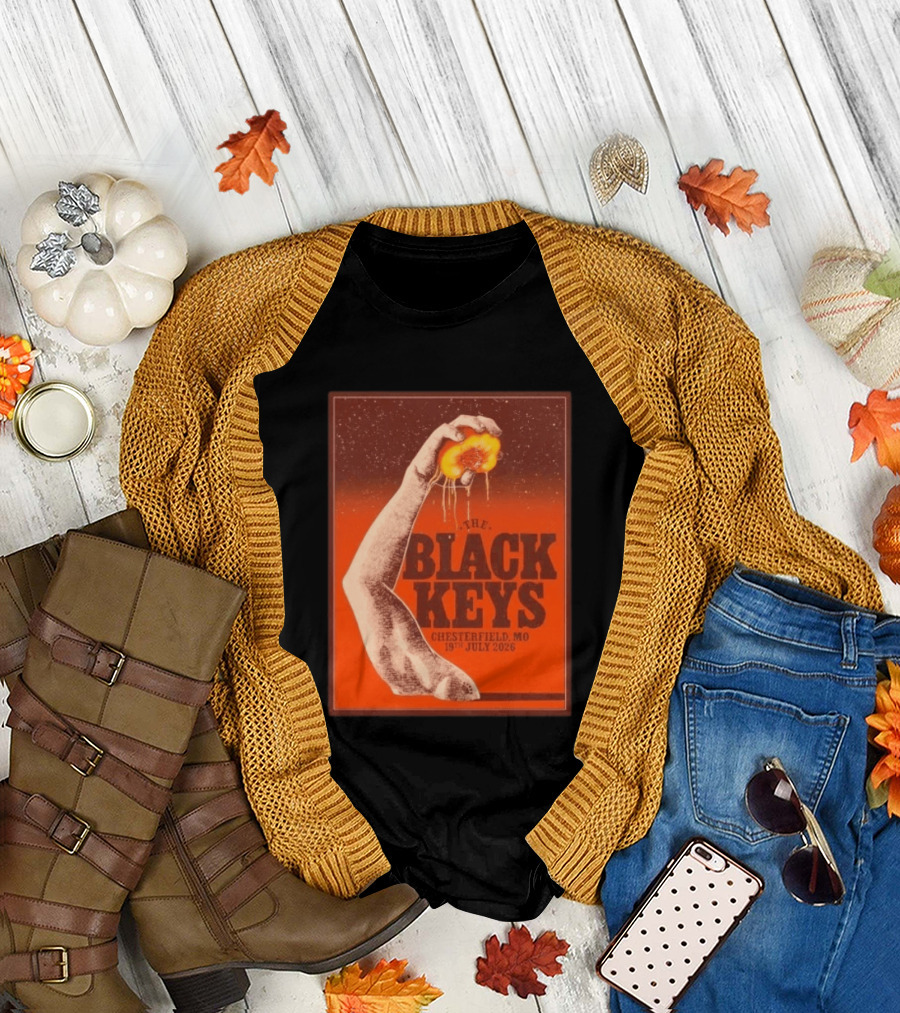 The Black Keys Chesterfield MO July 19 2026 Concert Vintage Hand Holding Peach T-Shirt