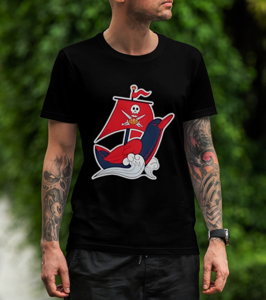 Tampa Bay Buccaneers Pirate Ship Football Skull Crossed Swords Sails T-Shirt