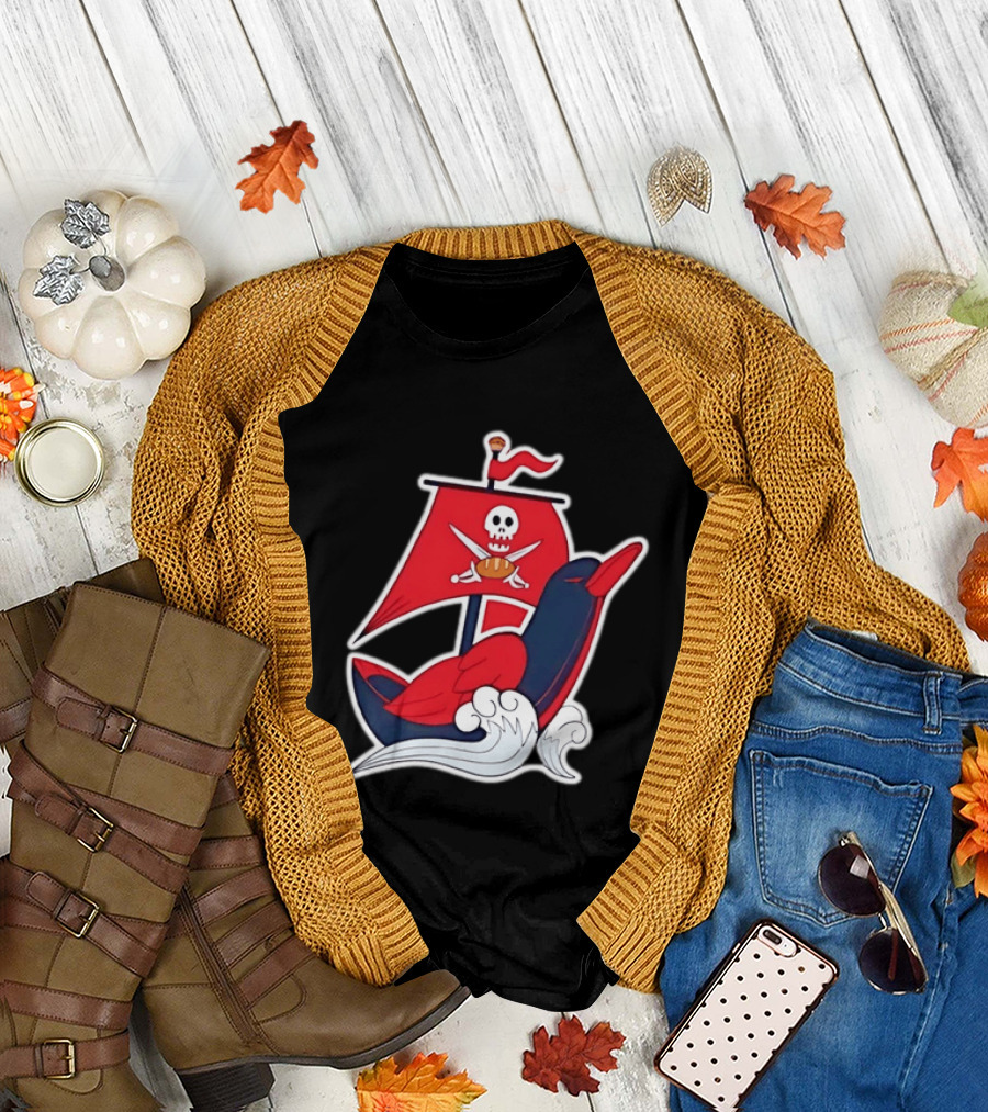 Tampa Bay Buccaneers Pirate Ship Football Skull Crossed Swords Sails T-Shirt
