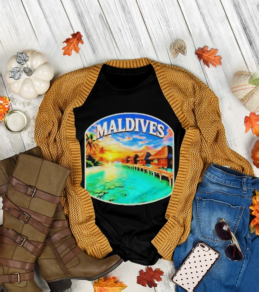 Maldives Tropical Sunset Overwater Bungalows Exquisite Island Escape T-Shirt