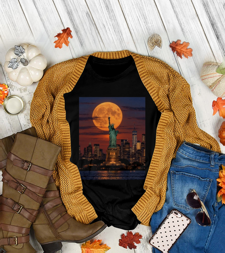 Harvest Moon Over Lady Liberty New York City Skyline September 26 T-Shirt