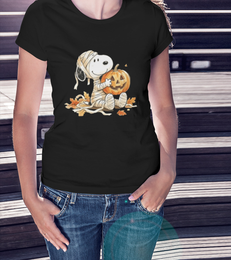 Mummy Snoopy Holding Jack O Lantern Halloween Peanuts Cartoon T-Shirt