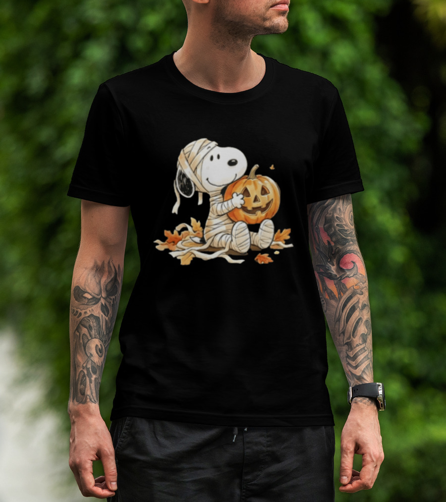 Mummy Snoopy Holding Jack O Lantern Halloween Peanuts Cartoon T-Shirt