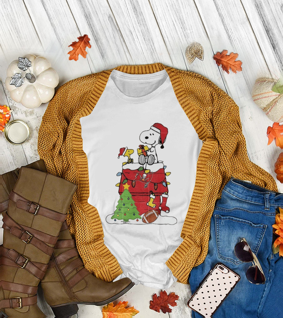 Snoopy Merry Christmas Tampa Bay Buccaneers 2026 Football Holiday Peanuts Santa Hat T-Shirt