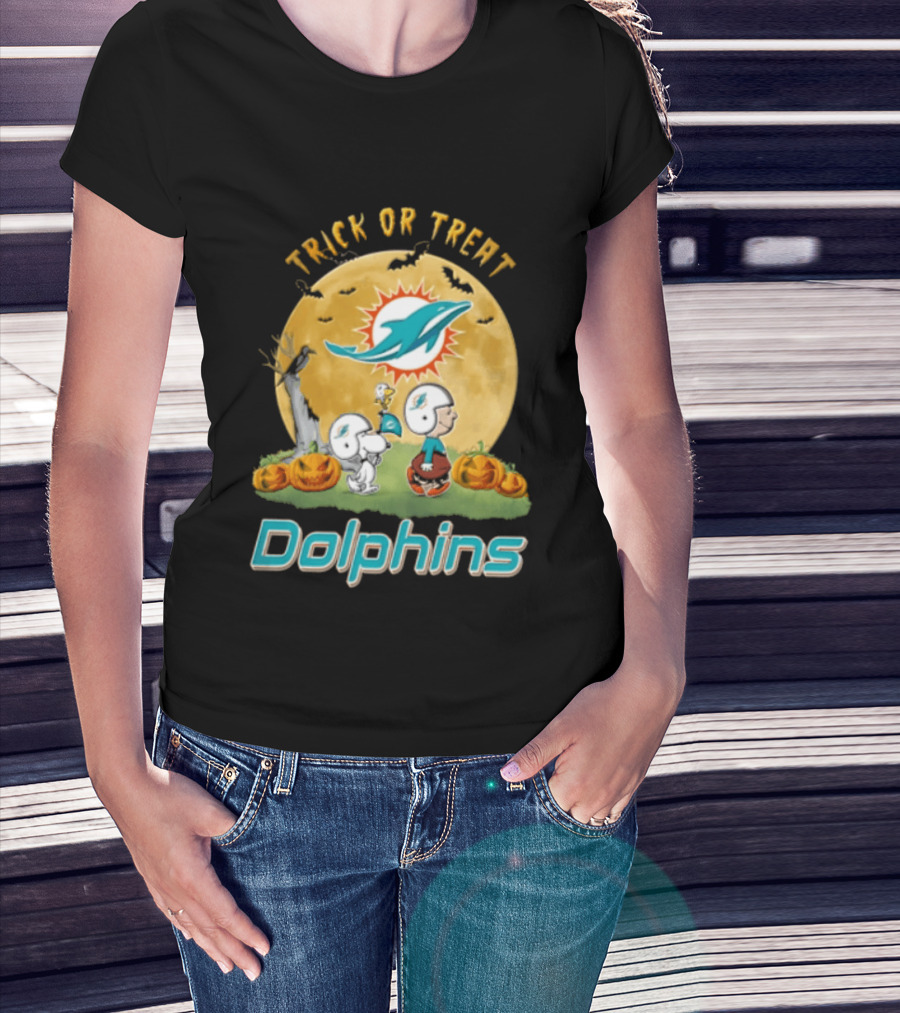Miami Dolphins Trick Or Treat Charlie Brown Snoopy Full Moon Pumpkins T-Shirt