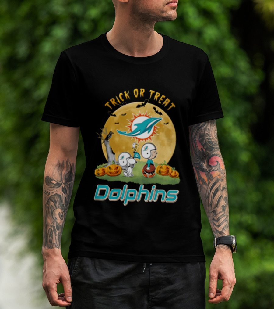 Miami Dolphins Trick Or Treat Charlie Brown Snoopy Full Moon Pumpkins T-Shirt