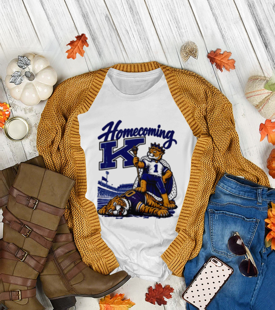 Homecoming K Wildcat King Stands Over Defeated Tiger Stadium Scene T-Shirt