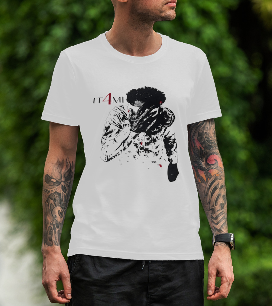 IT 4 MI Character Holding Face Visual T-Shirt