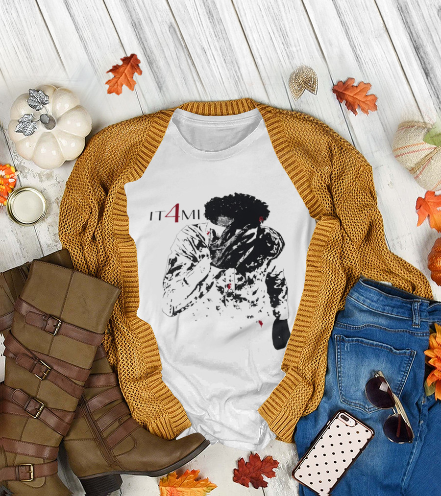 IT 4 MI Character Holding Face Visual T-Shirt