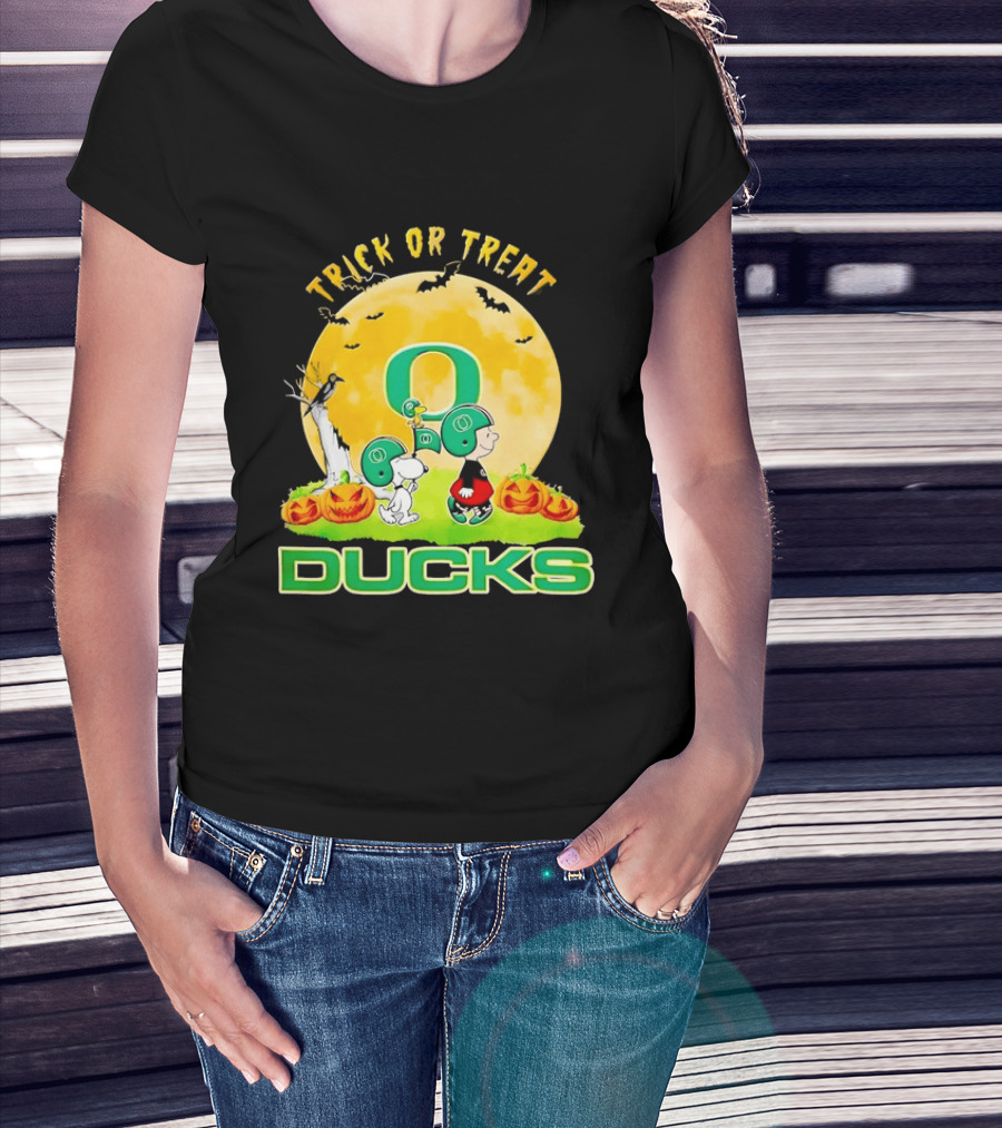 Oregon Ducks Charlie Brown Snoopy Halloween Trick Or Treat T-Shirt