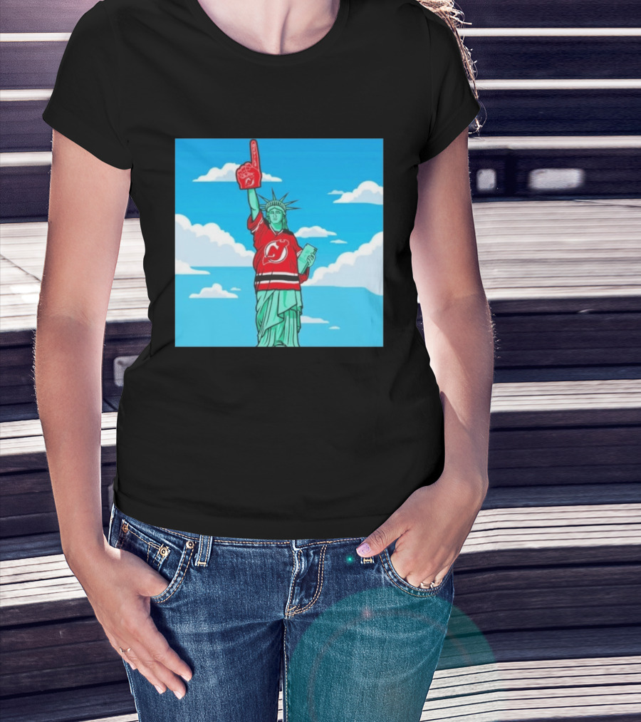 Statue Of Liberty In New Jersey Devils Jersey With Foam Finger T-Shirt