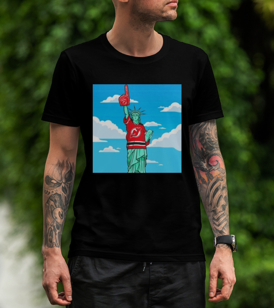 Statue Of Liberty In New Jersey Devils Jersey With Foam Finger T-Shirt