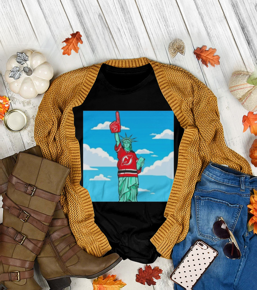 Statue Of Liberty In New Jersey Devils Jersey With Foam Finger T-Shirt