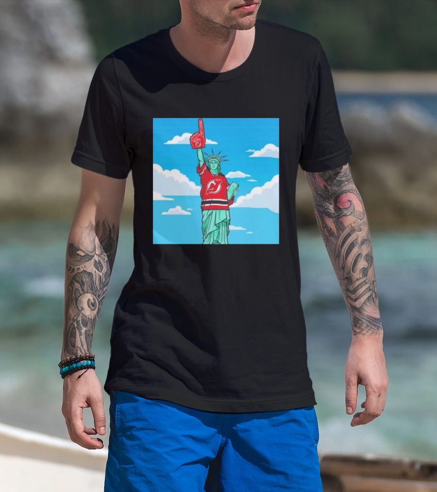 Statue Of Liberty In New Jersey Devils Jersey With Foam Finger T-Shirt