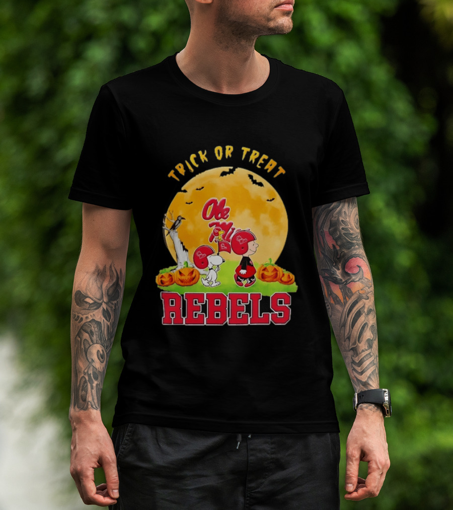 Trick Or Treat Snoopy Charlie Brown Woodstock Ole Miss Rebels Halloween Moon T-Shirt