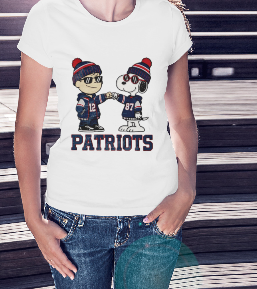 New England Patriots Charlie Brown Snoopy 12 87 Fan Gear T-Shirt